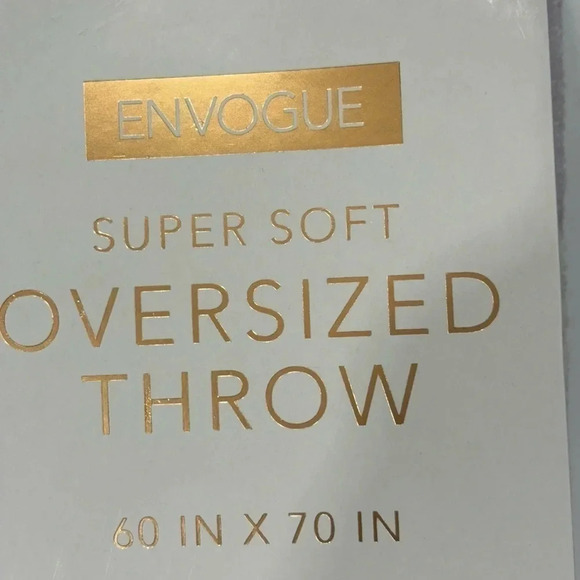 Envogue Essentials Super Soft Oversized Throw 60 IN X 70 IN NWT - Picture 3 of 4